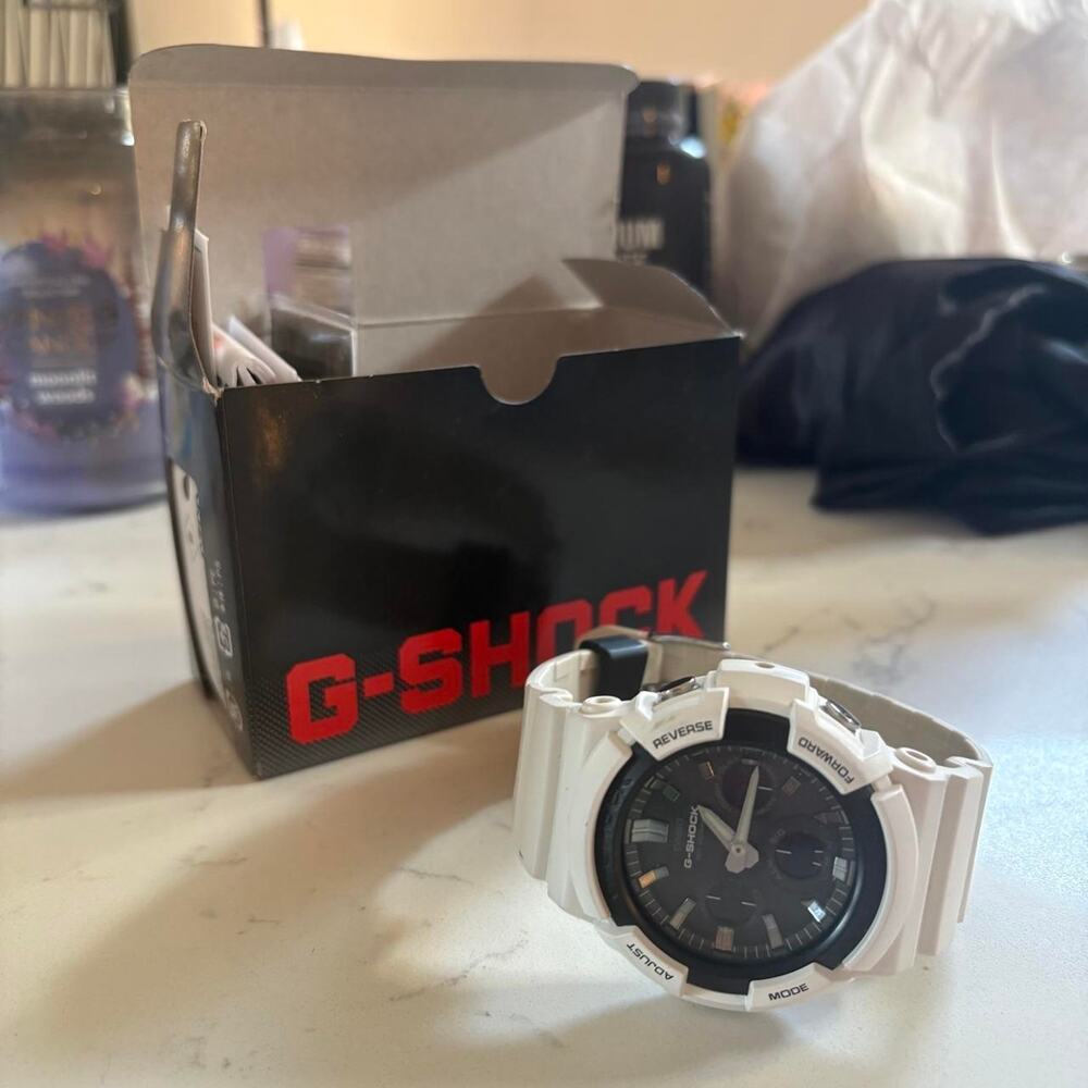 White casio g shock watch pefrect